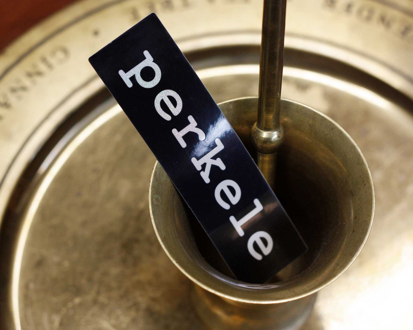 Perkele Sticker, Tarra