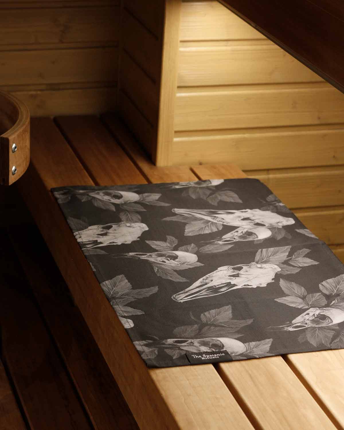 Sauna towel S, Large Skulls