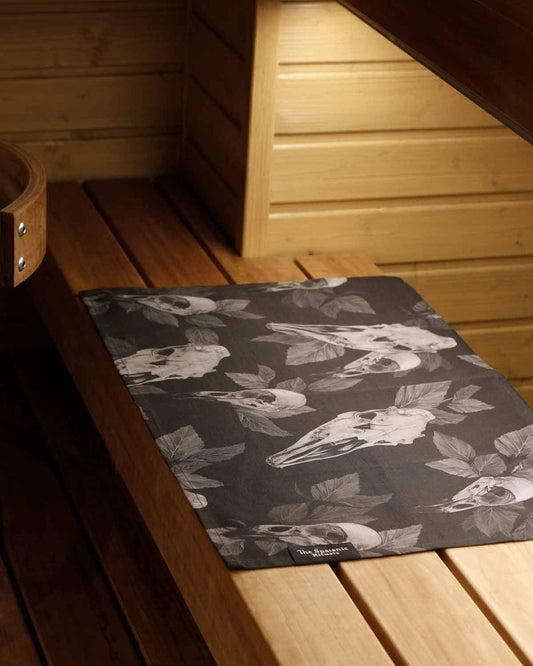 Sauna towel S, Large Skulls