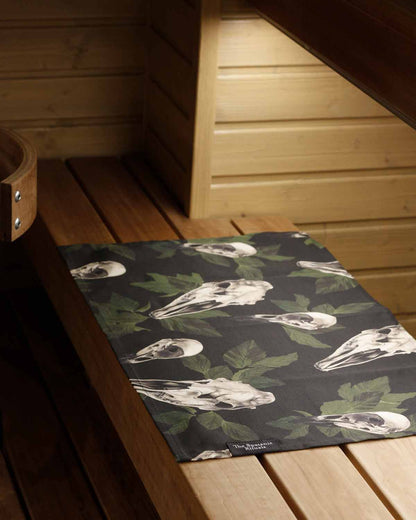 Sauna towel S, Large Skulls