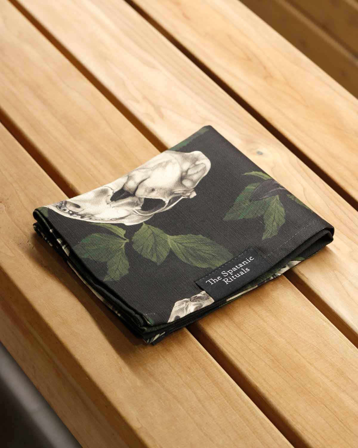 Sauna towel S, Large Skulls