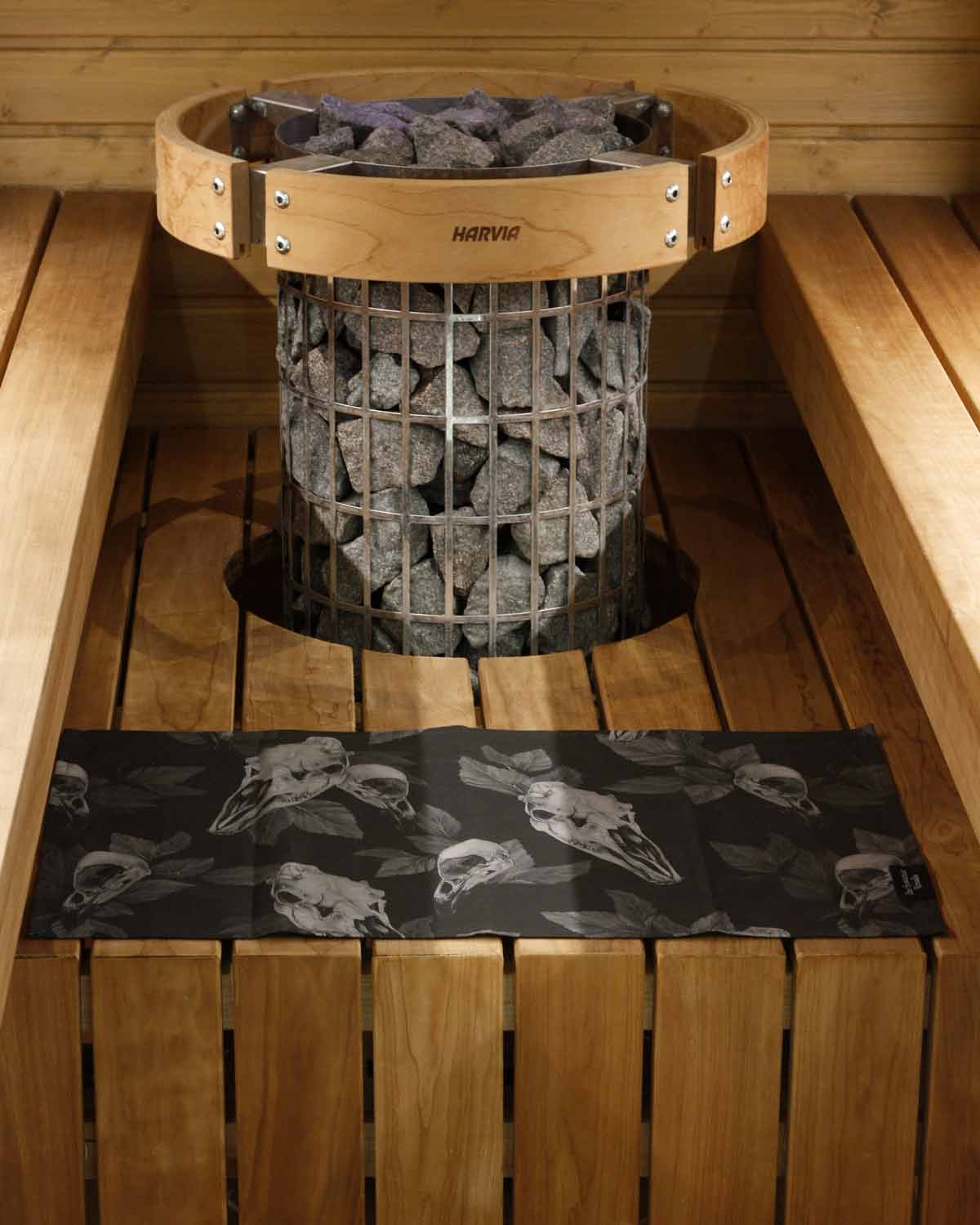 Sauna towel S, Large Skulls