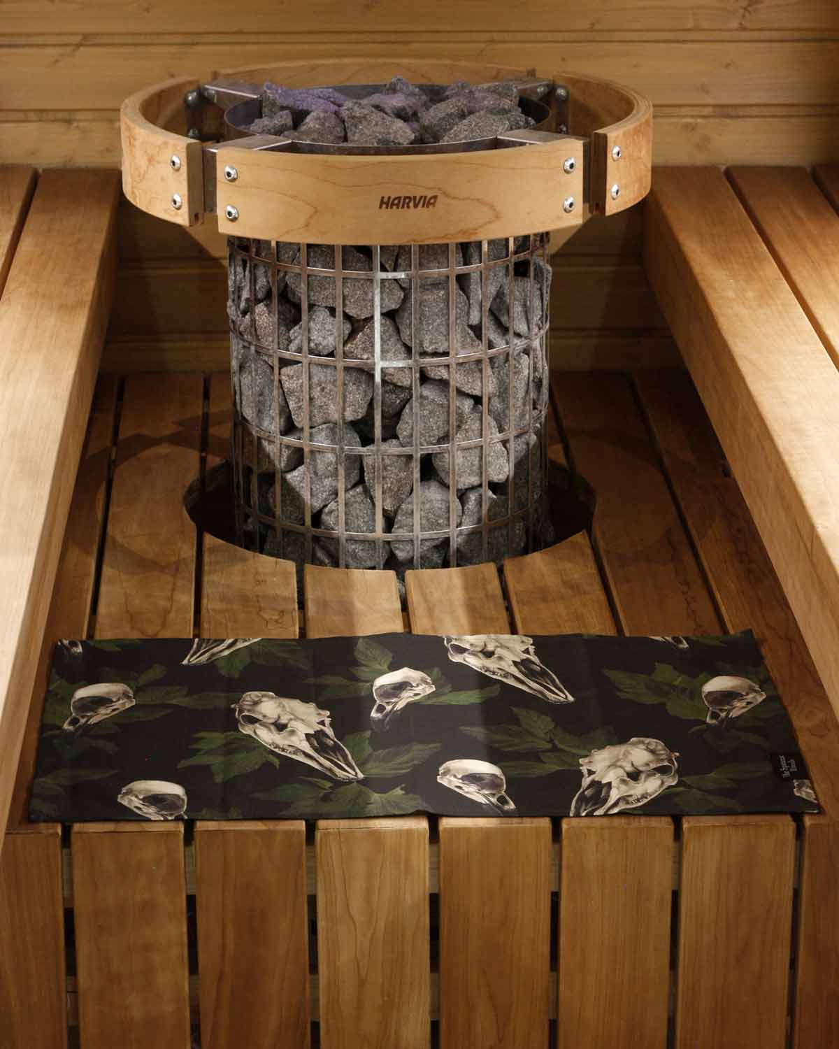 Sauna towel S, Large Skulls