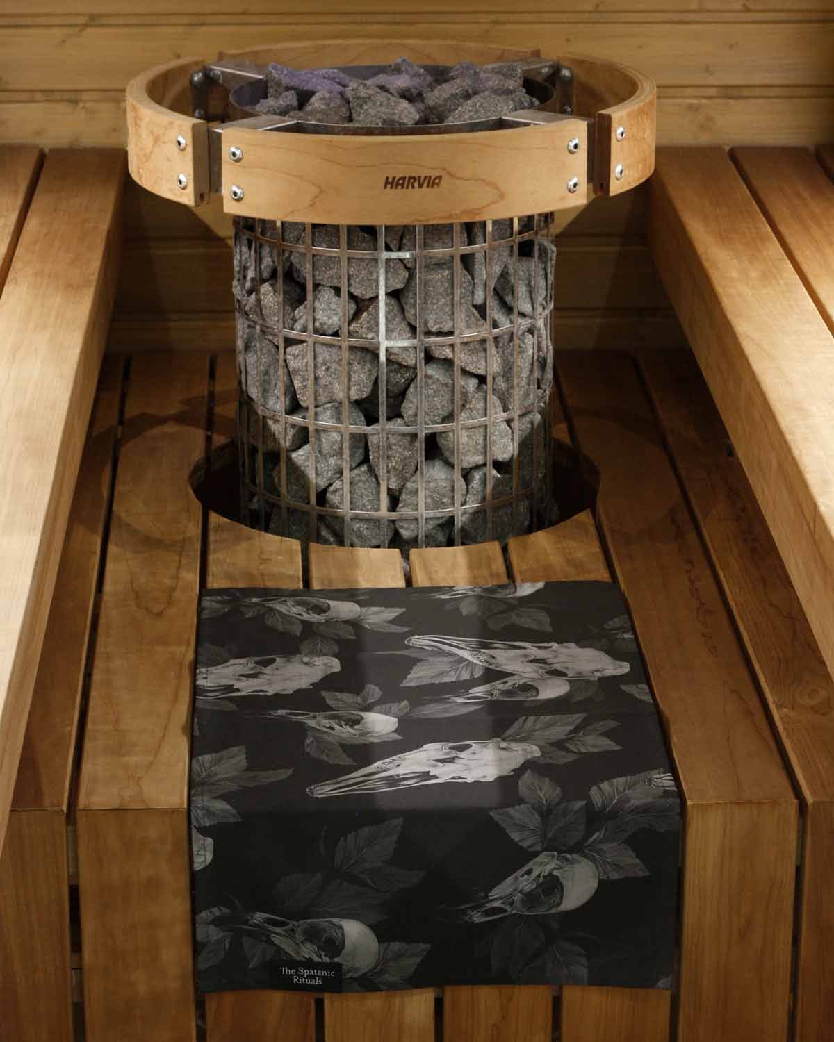 Sauna towel S, Large Skulls