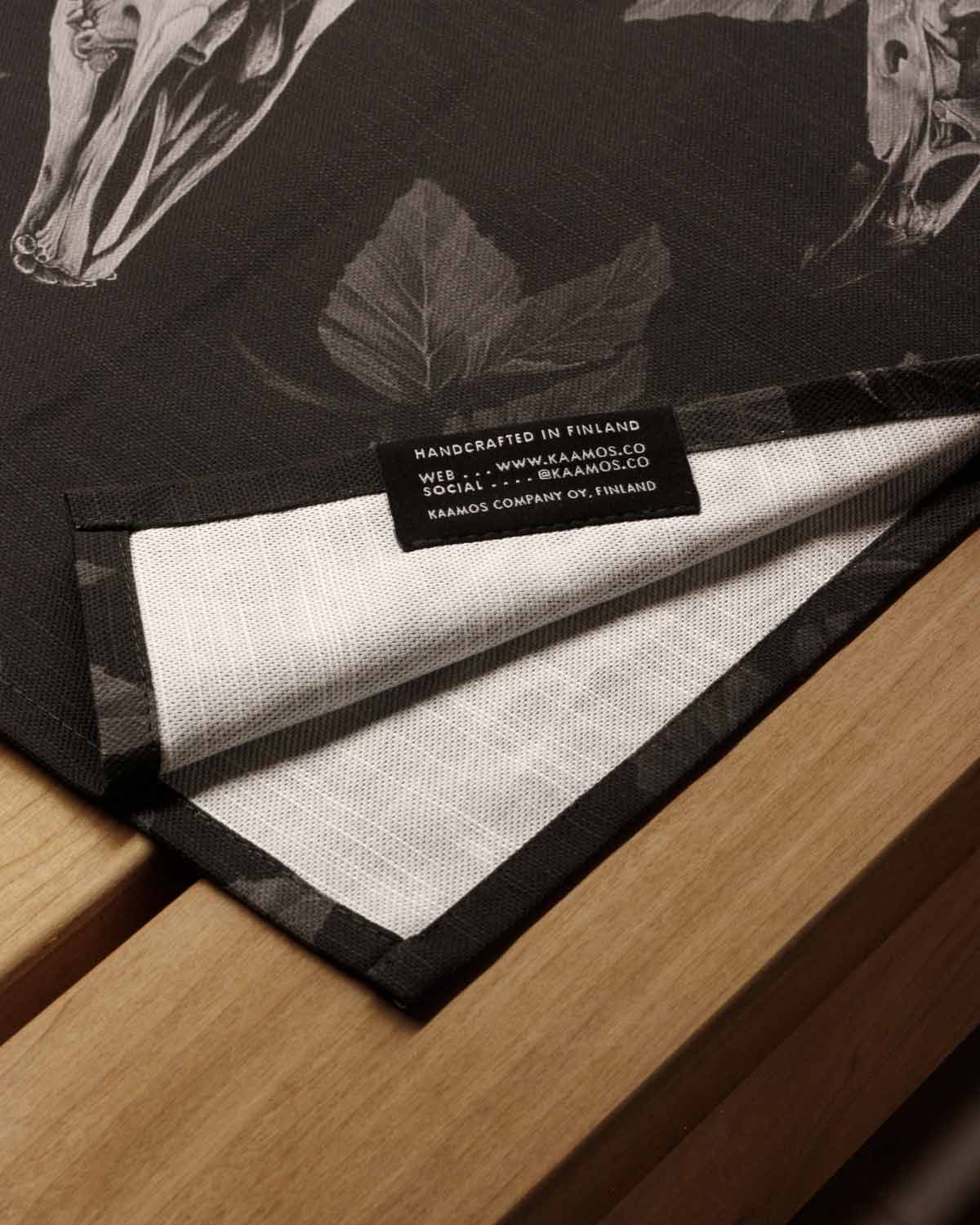 Sauna towel S, Large Skulls