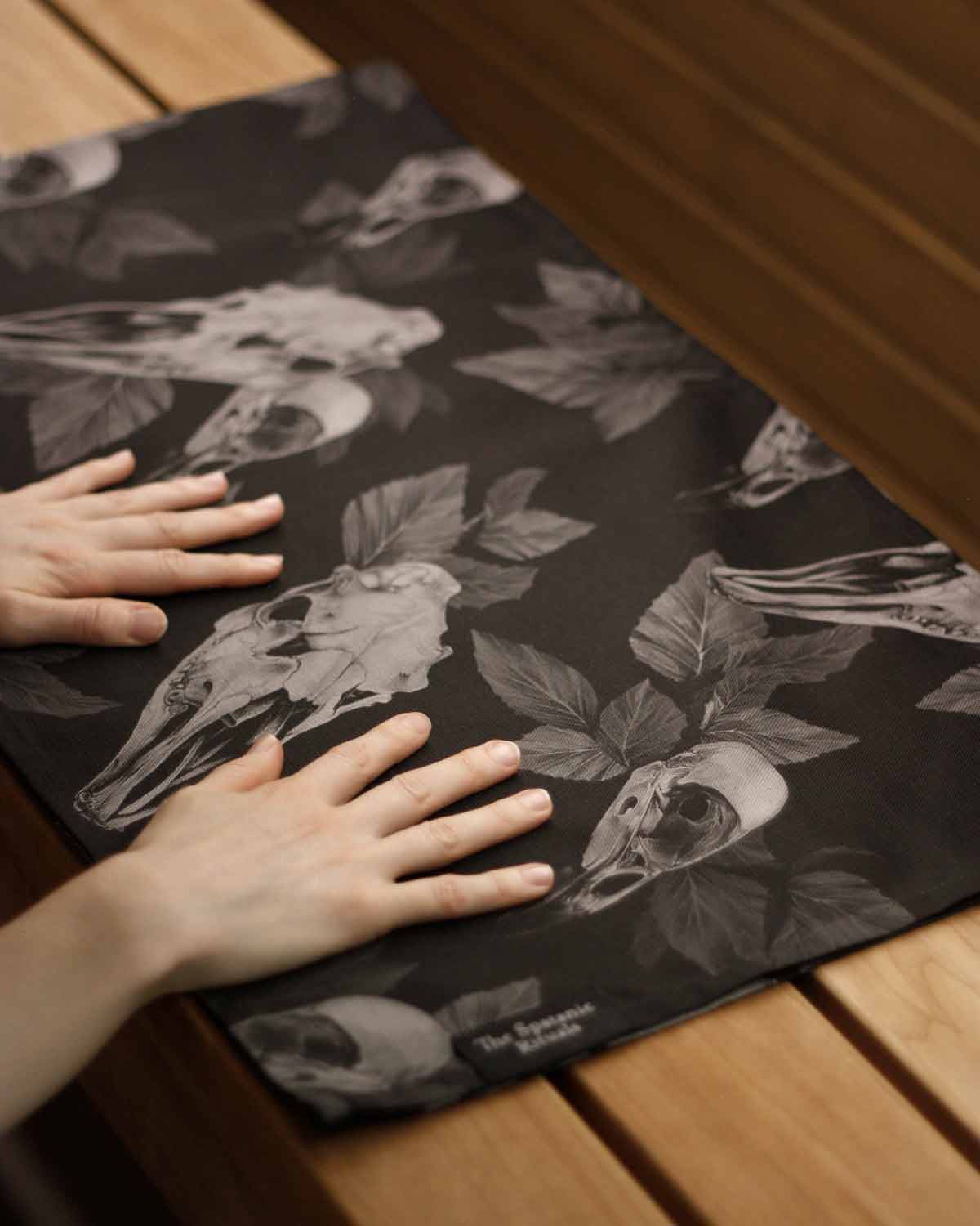 Sauna towel S, Large Skulls