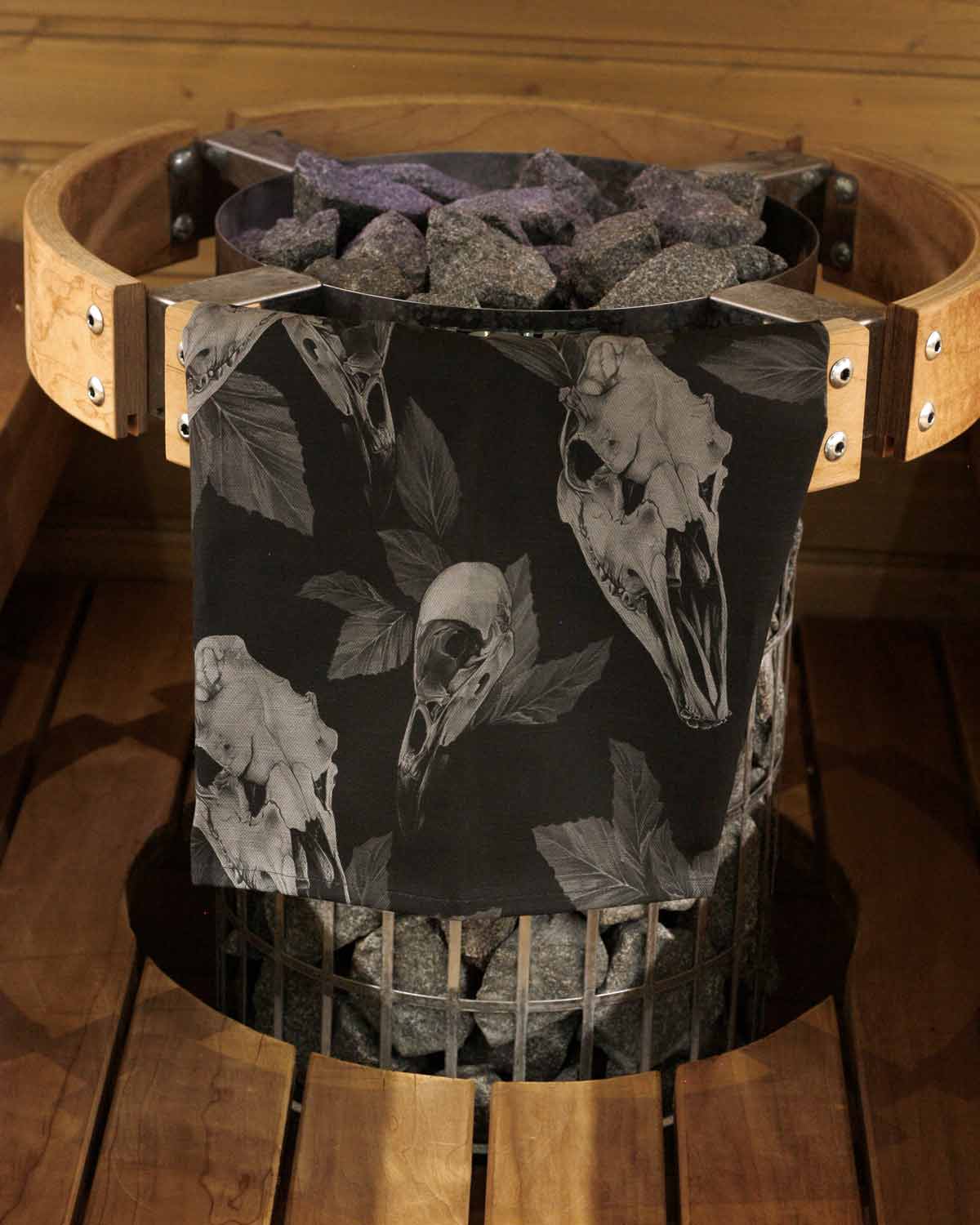Sauna towel S, Large Skulls
