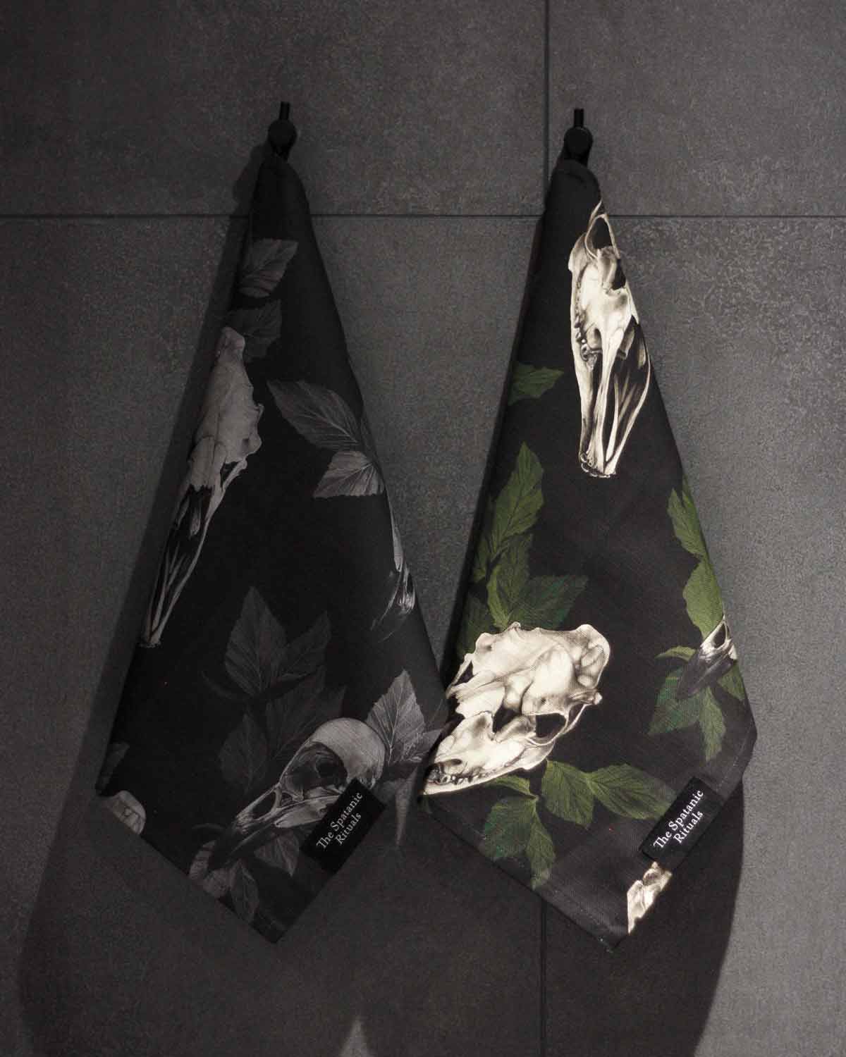 Sauna towel S, Large Skulls