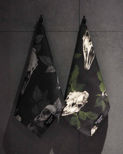 Sauna towel S, Large Skulls