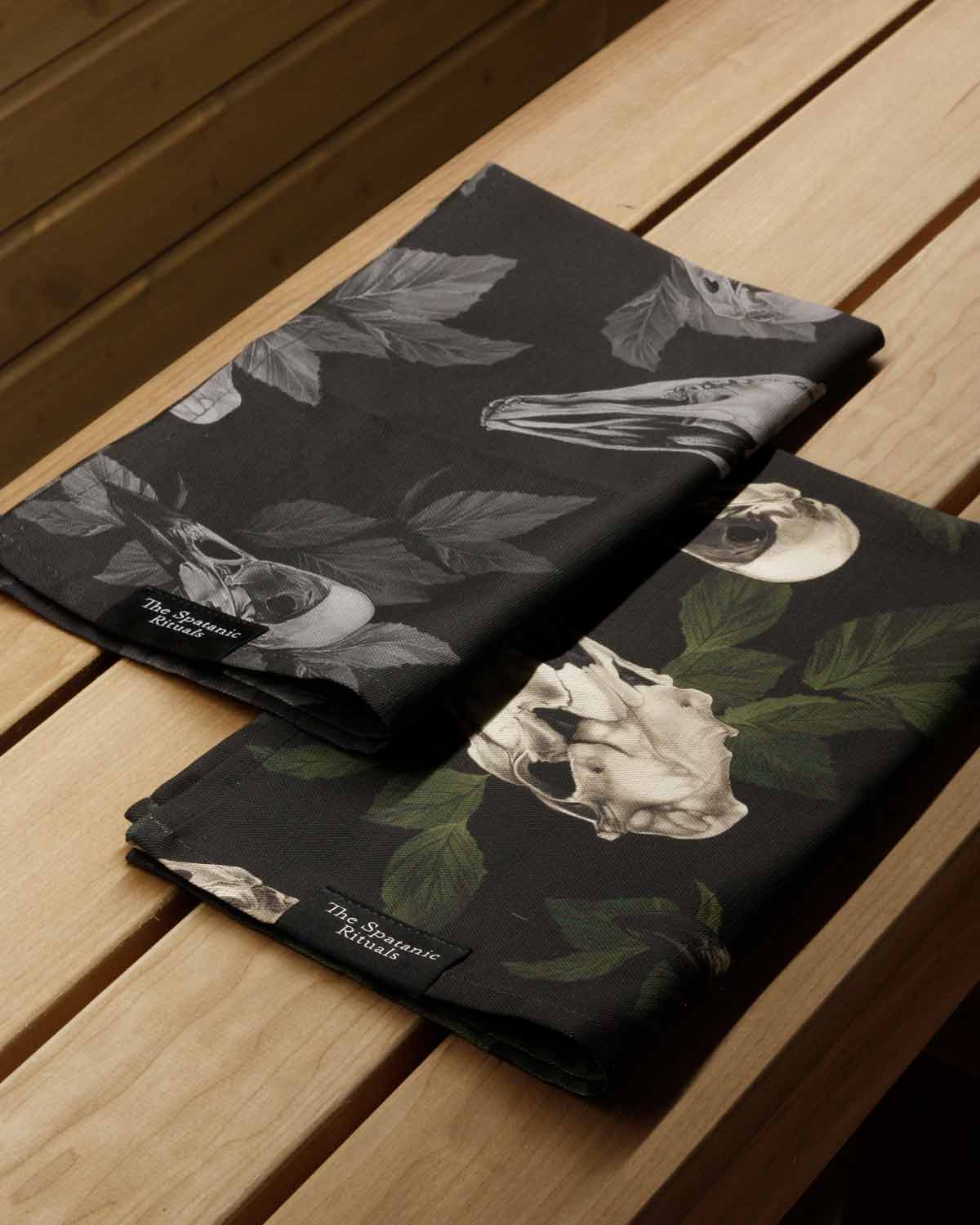 Sauna towel S, Large Skulls