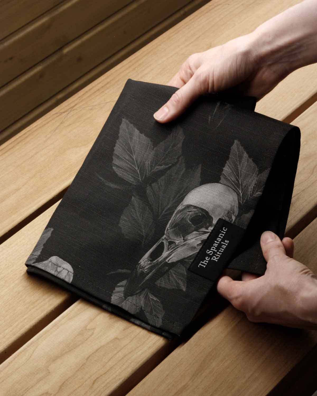 Sauna towel S, Large Skulls