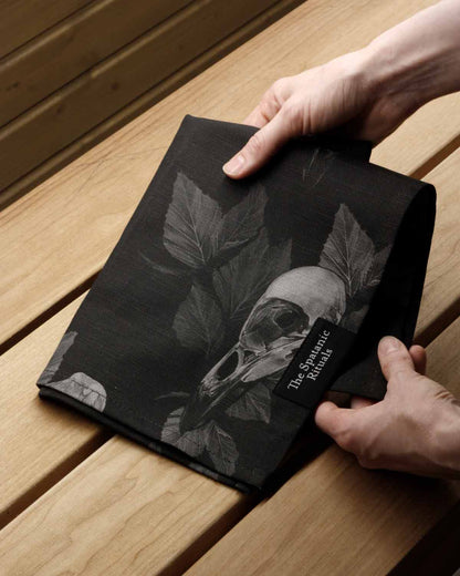 Sauna towel S, Large Skulls