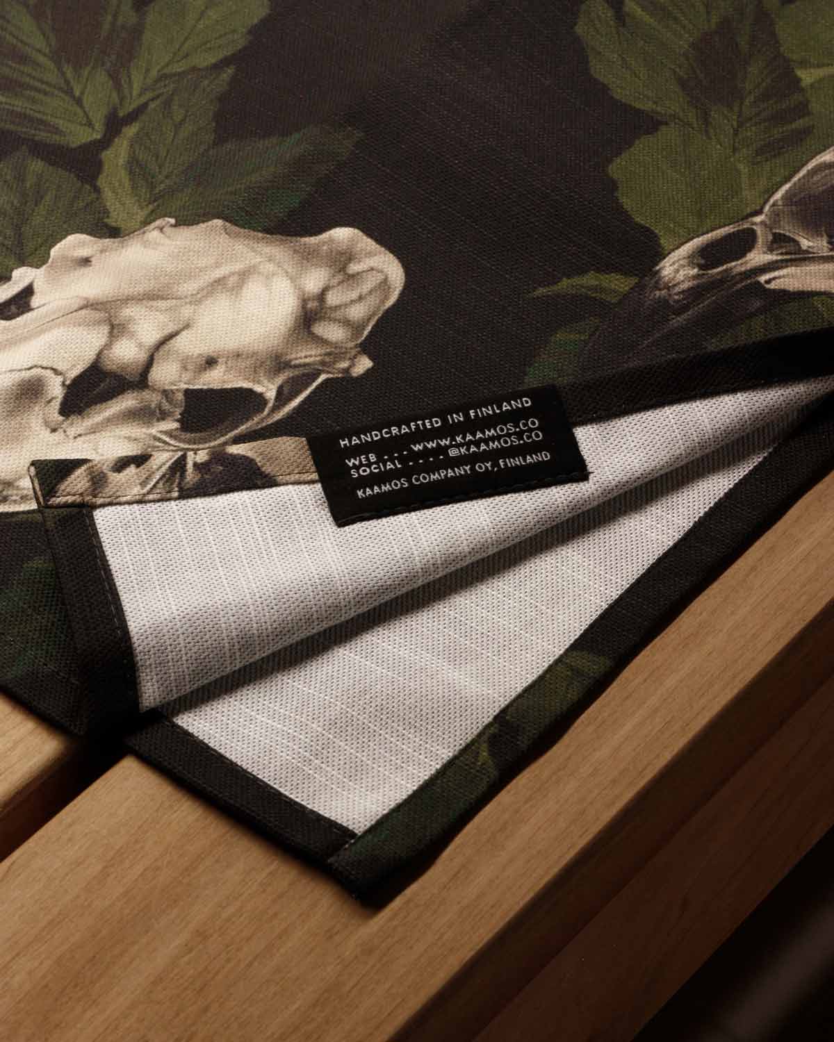 Sauna towel S, Large Skulls