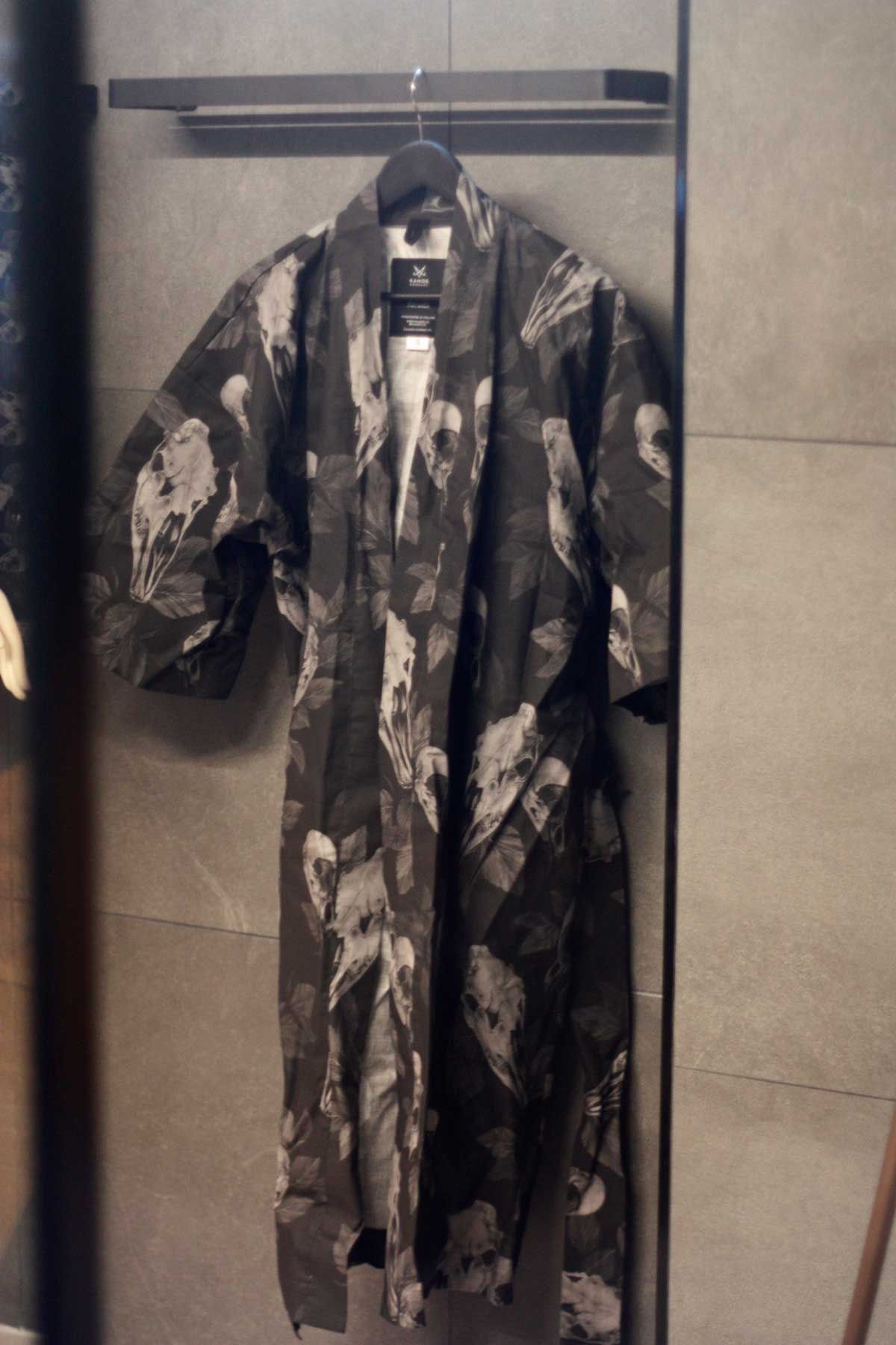 Sauna Kimono, Skulls