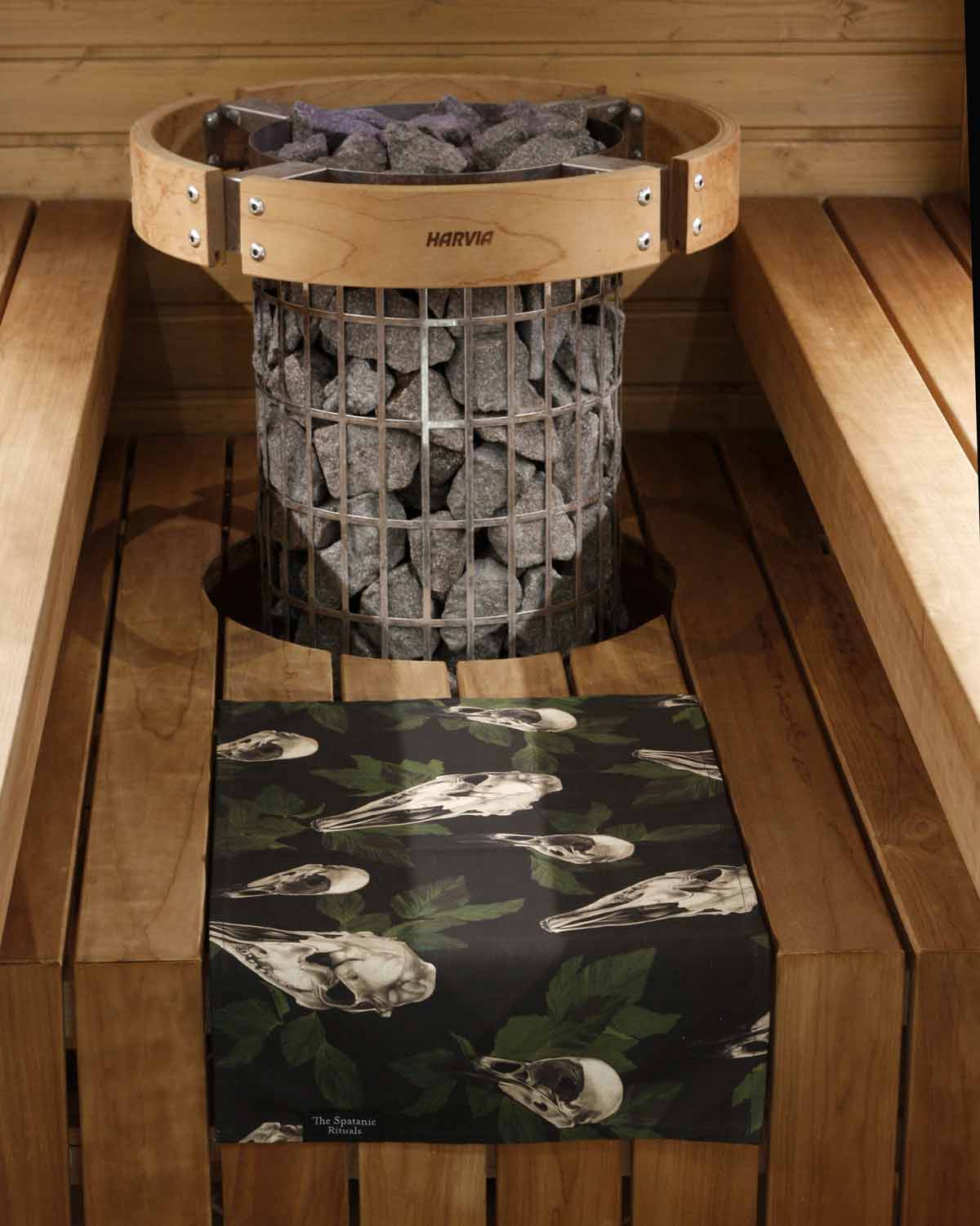 Sauna towel S, Large Skulls